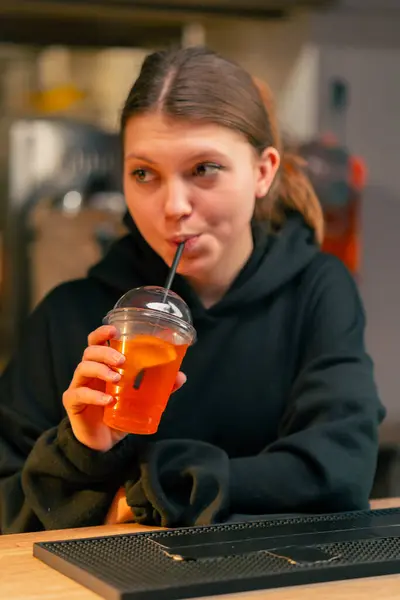 Dziewczyna Zakładzie Opierająca Się Barze Pije Koktajl Słomki — Zdjęcie stockowe