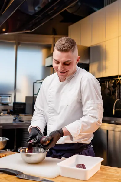 Assistant Chef Kitchen White Jacket Cuts Beets His Hands Table — Stock Photo, Image