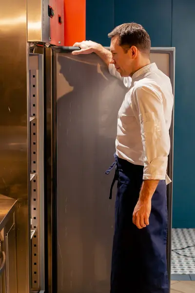 Profi Küchenchef Schaut Kühlschrank Und Wählt Zutaten Für Kochkonzept — Stockfoto