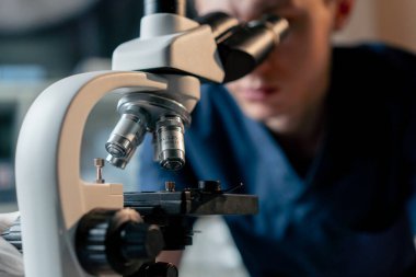 Veterinerlik kliniğine yakın bir yerde veterinerlik yapan doktor enfeksiyonları kontrol ediyor.