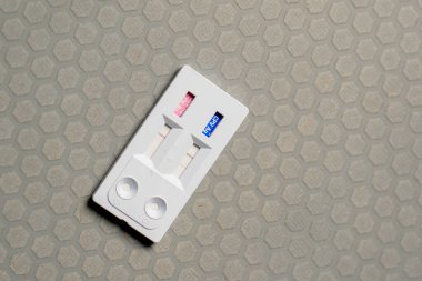 Bir veteriner kliniğine yakın plan ameliyat masasında kullanılmış bir enfeksiyon testi vardır.