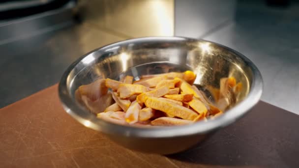 Profesyonel Bir Mutfakta Tatlı Patatesle Dondurulmuş Bir Demir Kâse — Stok video