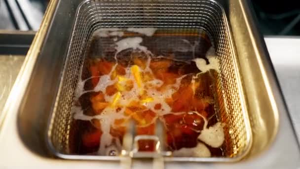 特写油炸油炸土豆和红薯煮沸油 — 图库视频影像