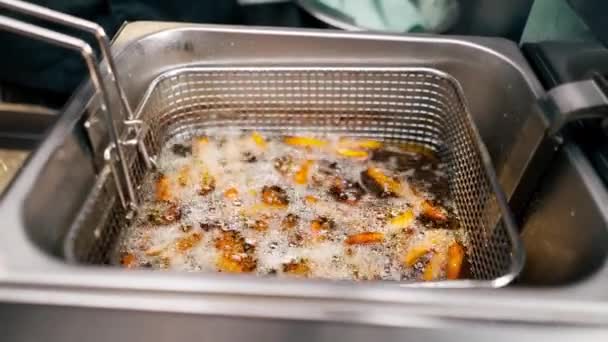 감자와 달콤한 감자에서 클로즈업 튀김은 기름을 끓입니다 — 비디오