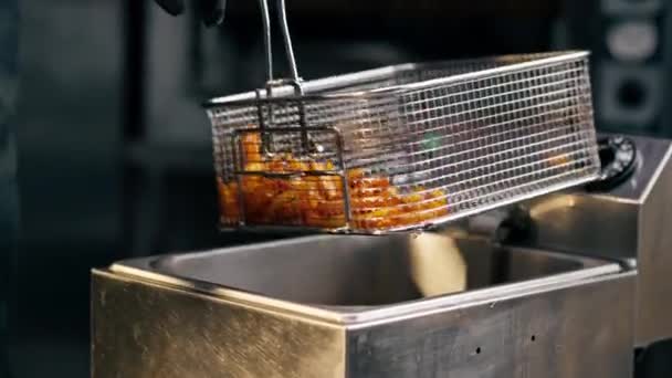 Zbliżenie Gotowanych Słodkich Ziemniaków Właśnie Wyjętych Oleju Smażenia — Wideo stockowe