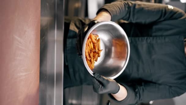 Verticale Video Close Van Een Chef Kok Keuken Staande Met — Stockvideo