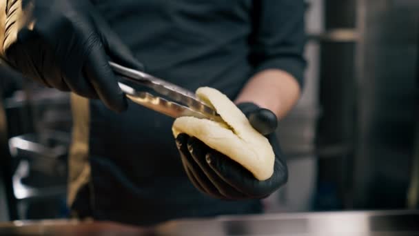 Швидкий Постріл Шеф Кухаря Чорних Рукавичках Використовуючи Щипці Щоб Відкрити — стокове відео