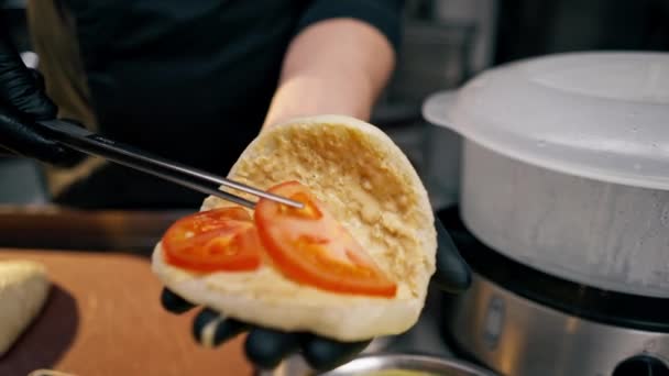 Close Chef Luvas Pretas Colocando Tortas Tomate Pão Com Uma — Vídeo de Stock