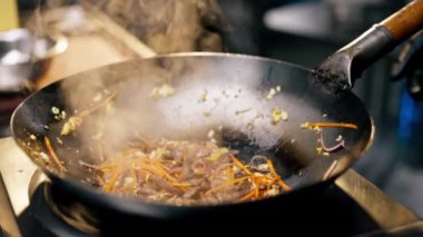 Fırında yumurta ve etle birlikte eriştenin kızartma tavasına yakın çekim neredeyse hazır.