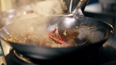 Fırında yumurta ve etle birlikte eriştenin kızartma tavasına yakın çekim neredeyse hazır.