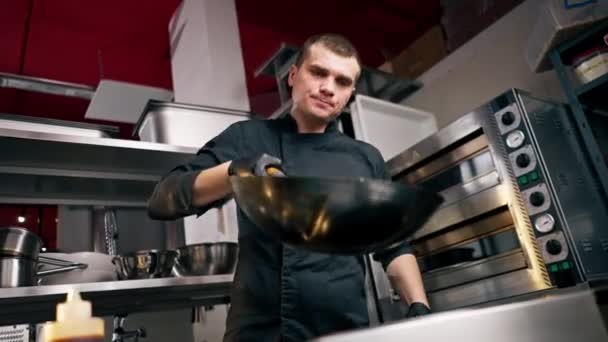 Chef Cocina Sostiene Una Sartén Con Fideos Chinos Sobre Estufa — Vídeo de stock