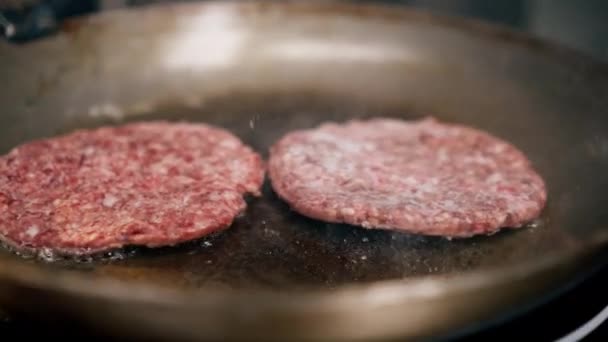 쇠고기 커틀릿을 설립의 부엌에서 클로즈업 — 비디오