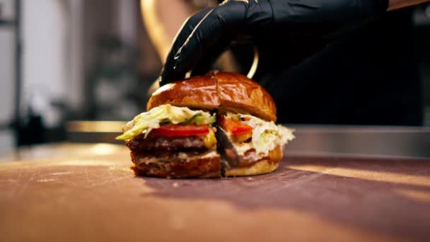 Close Das Mãos Chef Estabelecimento Cortando Hambúrguer Pronto Deitado Uma — Vídeo de Stock