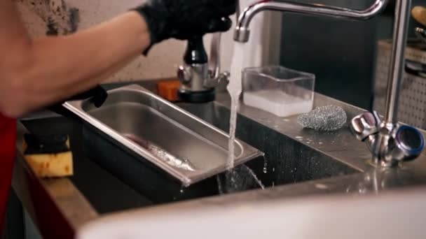 Närbild Kvinna Som Tvättar Smutsiga Rätter Köket Efter Att Använt — Stockvideo