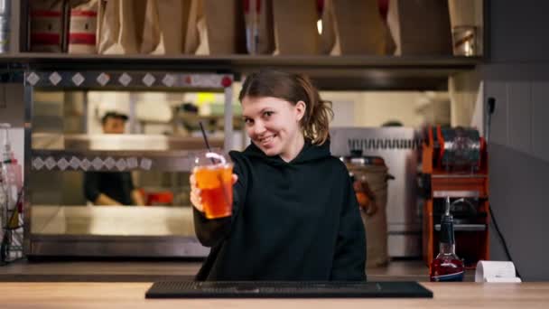 Nahaufnahme Einer Professionellen Küche Hinter Der Theke Steht Ein Mädchen — Stockvideo