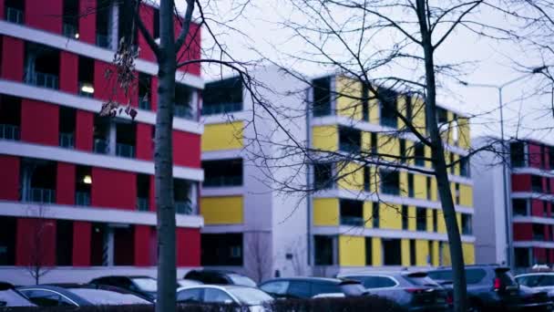 벤치와 식물과 보도와 색깔의 건물의 거리의 조각의 — 비디오