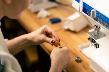 Bir dikiş atölyesine yakın çekim davula iplik sarma işlemi