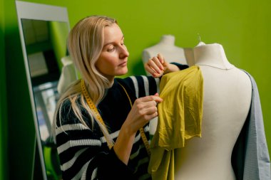 Kumaş üzerinde çalışmak için iki şeffaf kavanozun dikiş atölyesinde.