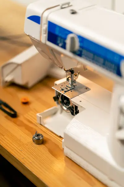 缝纫厂的特写镜头 半组装缝纫机钳和螺纹 — 图库照片