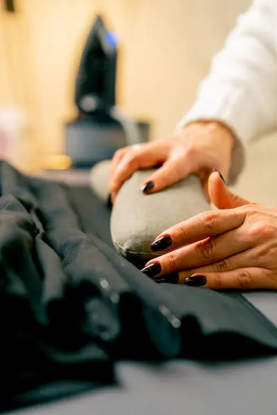 Close Sewing Workshop Seamstress Applies Pillow Cool Fabric — Stock Photo, Image