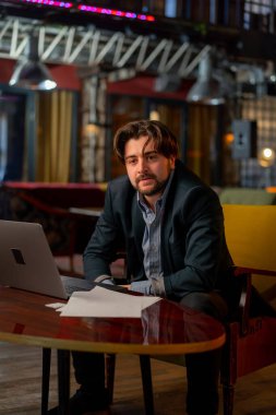 Ofiste elinde dizüstü bilgisayarla oturan bir çalışan kâğıtları yırtıp anlaşmanın gerçekleşmediğini söylüyor.