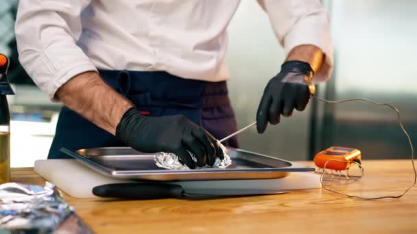 Mutfakta Beyaz Üniformalı Bir Şefin Yakın Plan Fotoğrafı Ürünün Sıcaklığını — Stok video