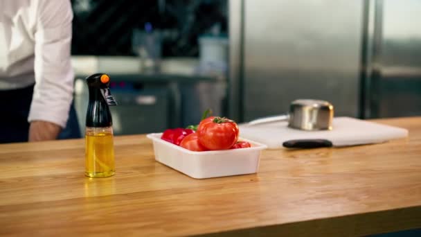 Profesyonel Bir Mutfaktaki Domatesin Yanında Ayçiçeği Yağı Bulunan Sprey Şişesi — Stok video