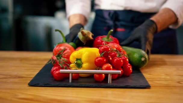 Menyusun Sayuran Yang Berbeda Siap Untuk Makan Sayuran Berwarna Warni — Stok Video