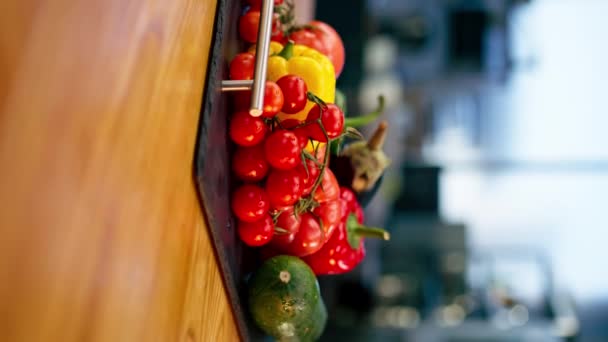 キッチンでカラフルな野菜を使用する準備ができている異なる洗浄野菜の垂直ビデオトレイ — ストック動画