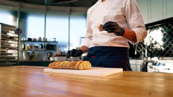 Koki Berdiri Dapurnya Dengan Seragam Putih Atas Meja Mencicipi Baguette — Stok Video