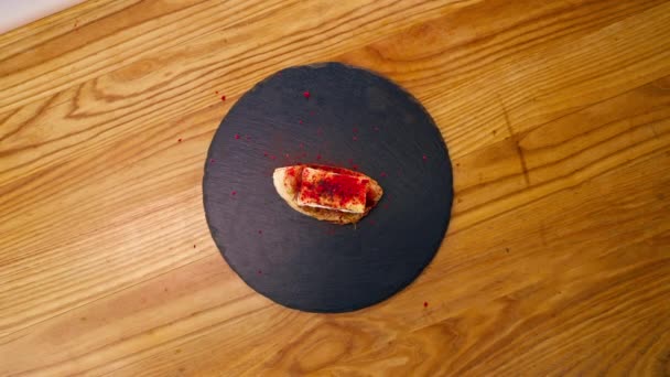 Close Sanduíche Queijo Brie Acabado Com Uma Base Cebola Uma — Vídeo de Stock