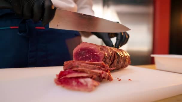 Close Chefs Mãos Luvas Pretas Cortando Pedaço Carne Seca Crua — Vídeo de Stock
