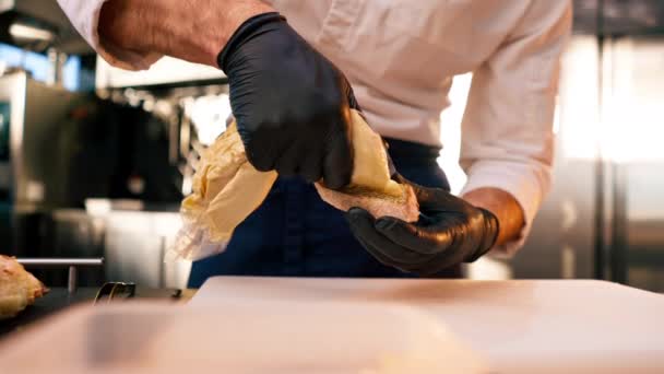Close Chefs Mãos Luvas Pretas Espalhando Molho Saco Pedaço Baguete — Vídeo de Stock