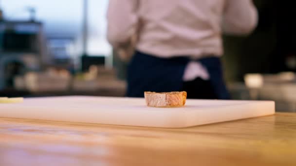Garis Besar Sepotong Roti Goreng Papan Putih Dapur Profesional — Stok Video