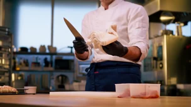 在专业厨房的特写镜头中 厨师用白毛巾擦拭刀片 — 图库视频影像