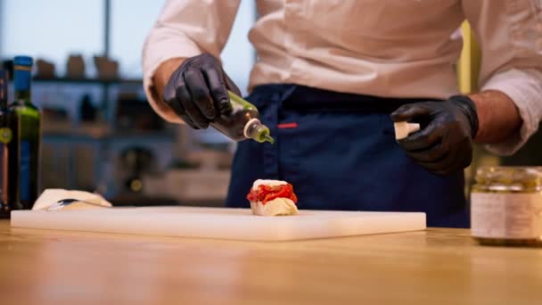 Close Chefs Mãos Luvas Pretas Derramando Molho Verde Sobre Sanduíche — Vídeo de Stock