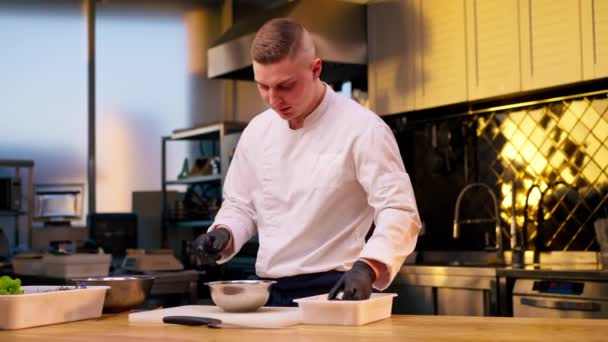 Chef Assistente Cozinha Uma Jaqueta Branca Corta Beterraba Suas Mãos — Vídeo de Stock