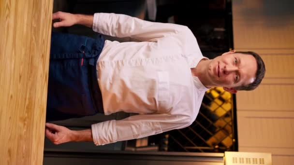 Vidéo Verticale Cuisine Professionnelle Sourire Satisfait Chef Dans Manteau Blanc — Video