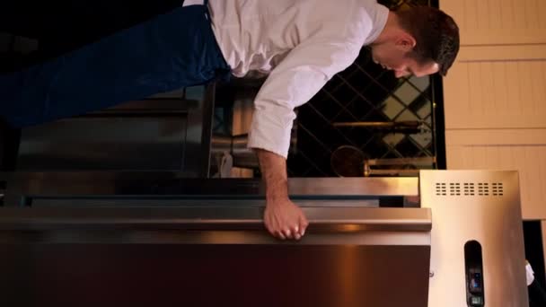 Vidéo Verticale Chef Cuisine Professionnel Regarde Dans Réfrigérateur Choisit Les — Video