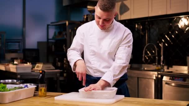 Uma Cozinha Profissional Chef Corta Filme Aderente Recipiente Branco Com — Vídeo de Stock
