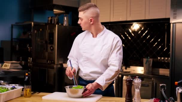 Close Chef Uniforme Branco Uma Cozinha Profissional Mexendo Uma Salada — Vídeo de Stock