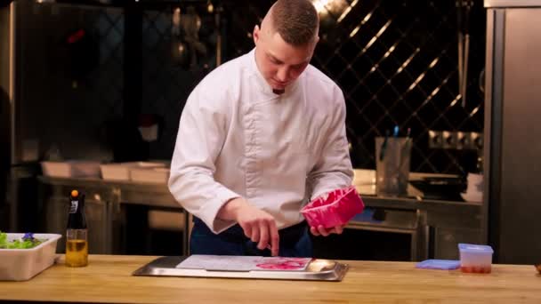 Een Chef Kok Een Professionele Keuken Staat Aan Tafel Spreidt — Stockvideo