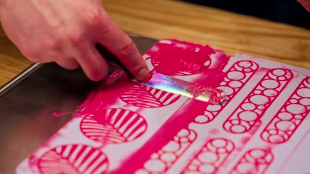 手拉手在餐桌前的特写镜头 把粉红的甜食撒在带有水沫的模具上 — 图库视频影像