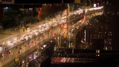 Şehir sokaklarının ve yolların güzel gece manzarası yüksek binaların ışıklarından