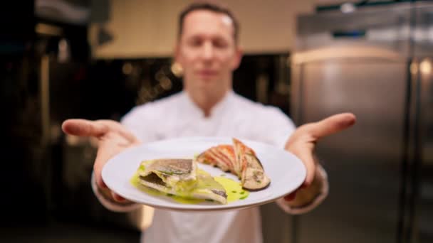 Şef Profesyonel Bir Mutfakta Hazır Balık Tabağını Kol Mesafesinde Gösteriyor — Stok video