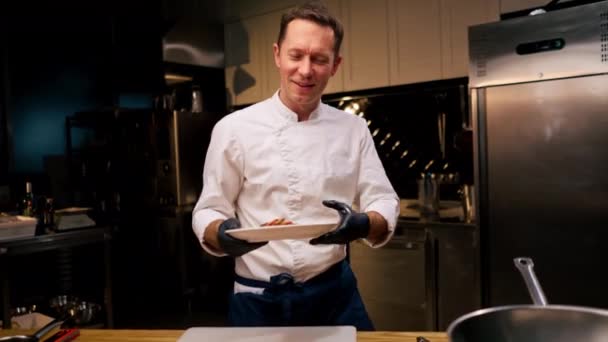 Chef Una Cocina Profesional Pone Pie Con Plato Blanco Plato — Vídeos de Stock