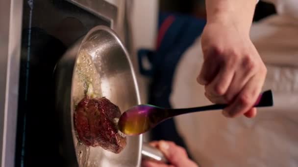 烤牛肉牛排与迷迭香和融化黄油在煎锅中的特写 — 图库视频影像