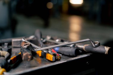 Bir otomobil tamircisi için gerekli tüm araçların bulunduğu bir benzin istasyonu dolabının kapanışı