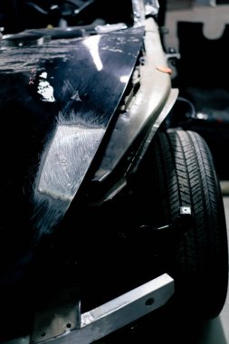 Tekerleğin yanındaki yan panelin bir kısmı bir benzin istasyonunda zımparalanmış.