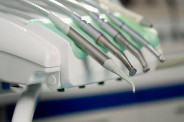 Bir diş kliniğinde dişleri delmek için farklı eklentilere sahip bir cihaz.